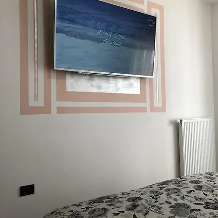 Mini Art Apartment